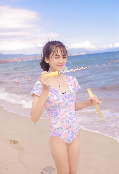 美女沙滩娱乐,畅享阳光与欢乐的休闲时光