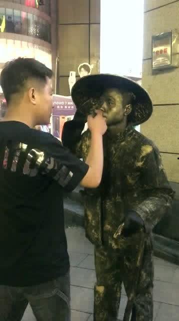 拖鞋哥搞笑,笑料百出，笑不活了！